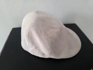 Cappello a coppola panna in velluto a coste