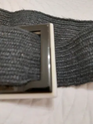 Cinturón Zara Negro con Hebilla Dorada