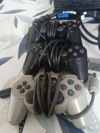 Consola PlayStation 2 con 3 juegos y 3 nandos