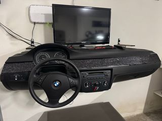 Salpicadero BMW con volante y radio