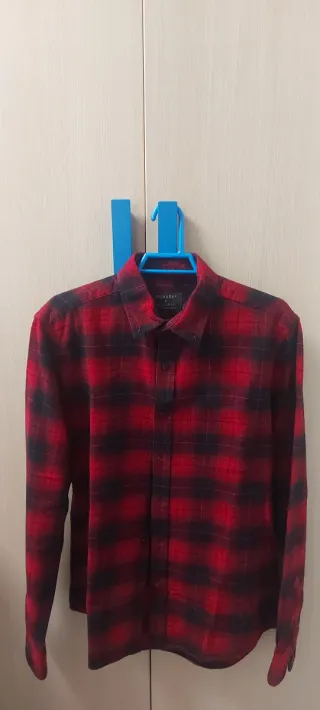 Camisa de cuadros roja y negra