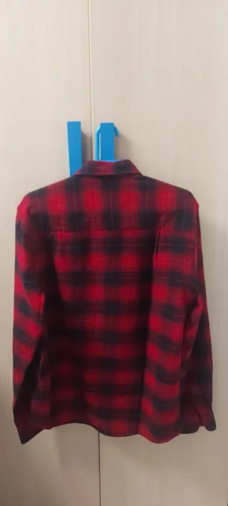 Camisa de cuadros roja y negra