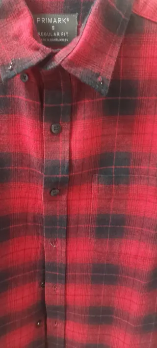 Camisa de cuadros roja y negra