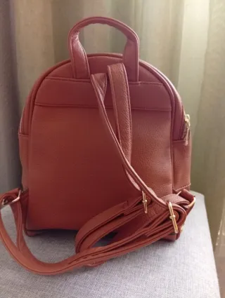 Bolso-Mochila Marrón con Tachuelas Doradas