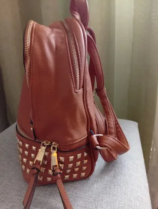 Bolso-Mochila Marrón con Tachuelas Doradas