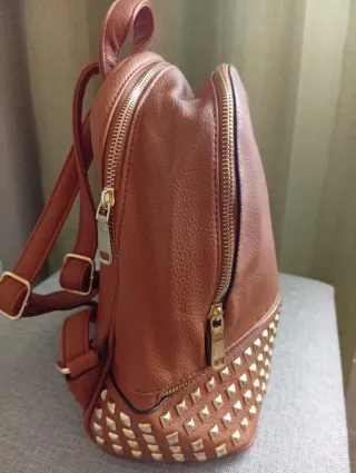 Bolso-Mochila Marrón con Tachuelas Doradas
