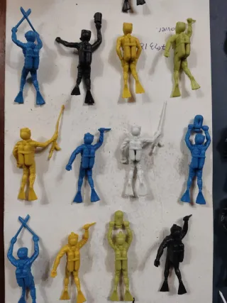 21 submarinistas plástico 7 cm colores