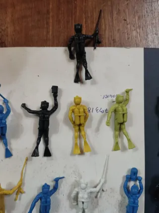 21 submarinistas plástico 7 cm colores