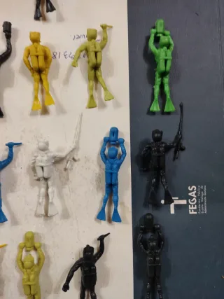 21 submarinistas plástico 7 cm colores