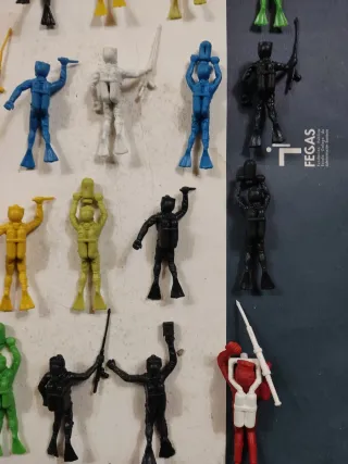 21 submarinistas plástico 7 cm colores