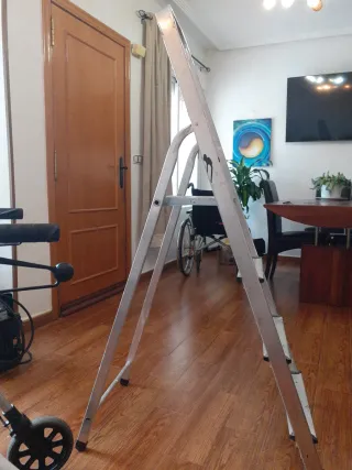 Escalera aluminio 4 peldaños