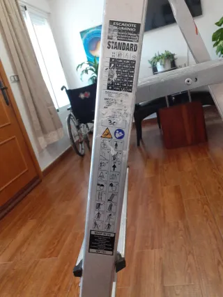 Escalera aluminio 4 peldaños