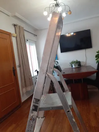 Escalera aluminio 4 peldaños