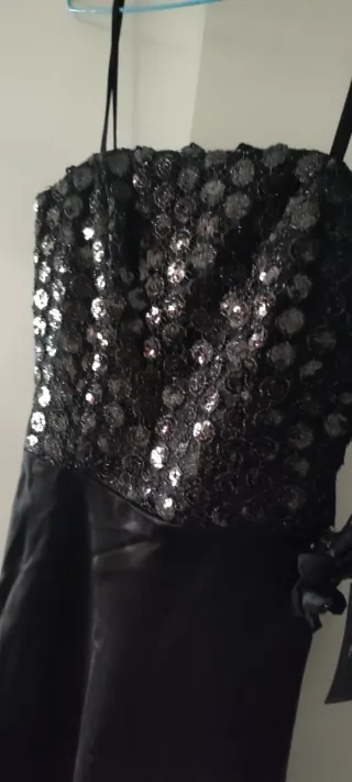 Vestido de fiesta negro con lentejuelas