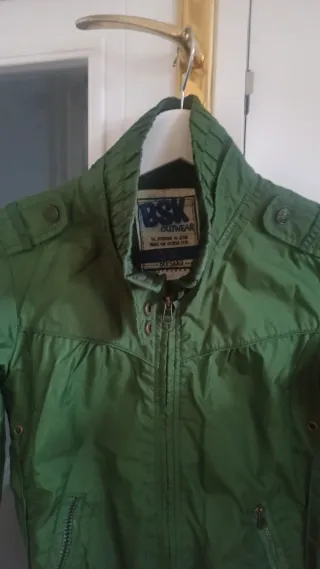 Cazadora Bershka verde, perfecto estado NO ENVIO