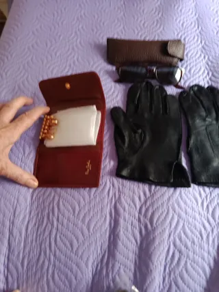 Lote de piel: cartera, gafas y guantes