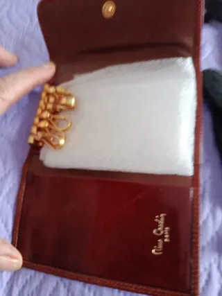 Lote de piel: cartera, gafas y guantes