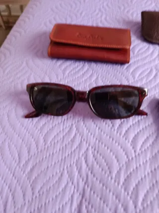 Lote de piel: cartera, gafas y guantes