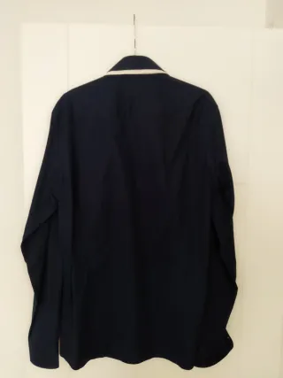 Camisa de vestir azul con detalles blancos