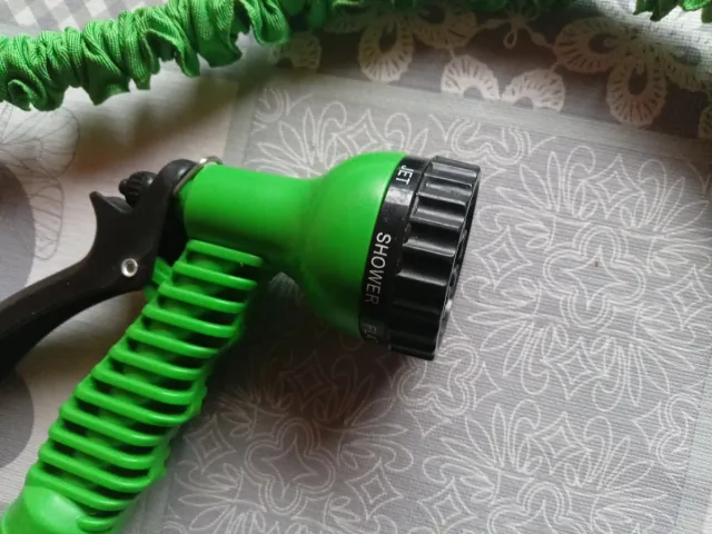 Manguera extensible verde con accesorios