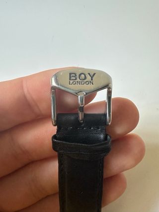 Reloj Boy London esfera plata, correa negra