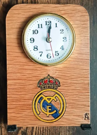 Reloj de mesa con el escudo del Real Madrid