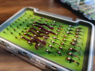 Caja de pesca con ninfas y perdigones