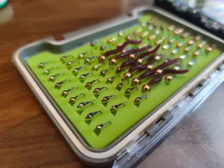 Caja de pesca con ninfas y perdigones