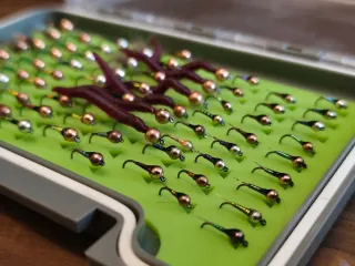 Caja de pesca con ninfas y perdigones