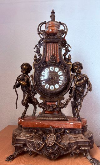 Reloj de sobremesa antiguo con figuras