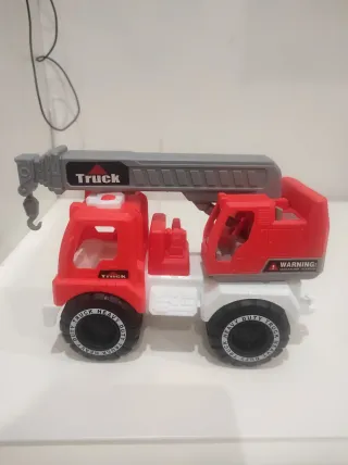 Camión grúa de juguete rojo