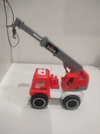 Camión grúa de juguete rojo