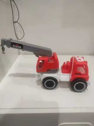 Camión grúa de juguete rojo