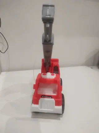 Camión grúa de juguete rojo