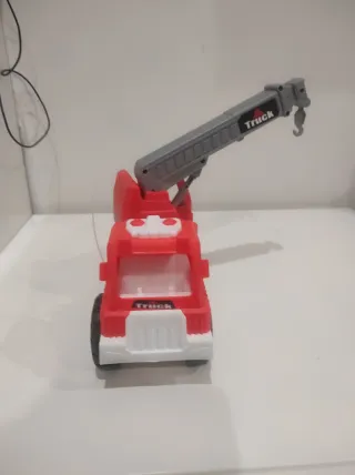 Camión grúa de juguete rojo