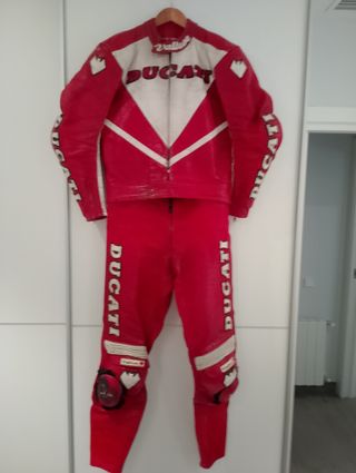 Mono Ducati Fila Vallese Rojo