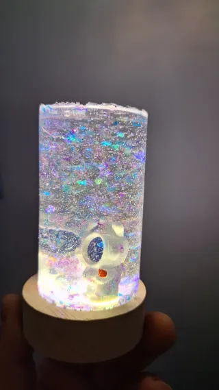 Lampada in resina tema astronauta fatta a mano