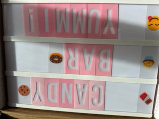 Caja de Luz LED con Letras y Emojis