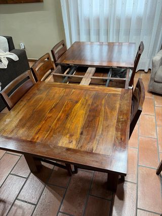 Mesa de comedor de madera barnizada