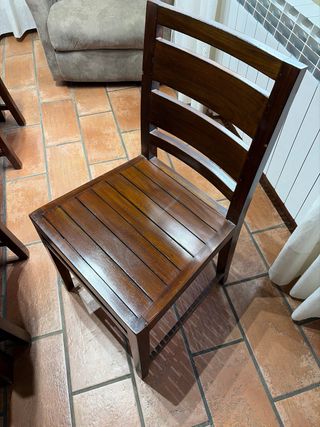 Mesa de comedor de madera barnizada