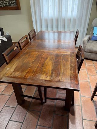 Mesa de comedor de madera barnizada