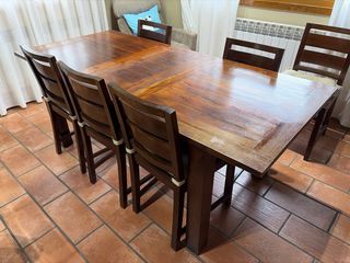 Mesa de comedor de madera barnizada