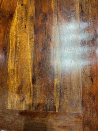 Mesa de comedor de madera barnizada