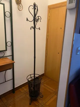 Entrada de forja con espejo y perchero