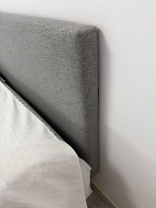 Cabecero de cama gris de tela