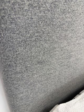 Cabecero de cama gris de tela