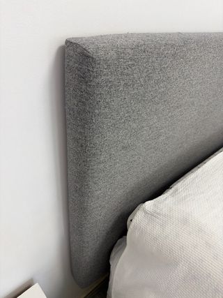 Cabecero de cama gris de tela