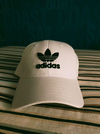 Gorra Adidas Blanca y Negra