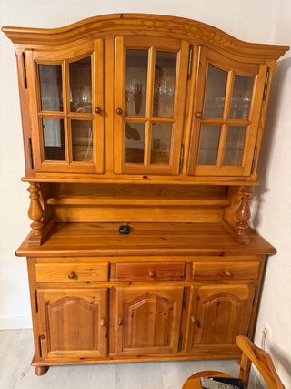 Mueble de pino macizo con vitrina