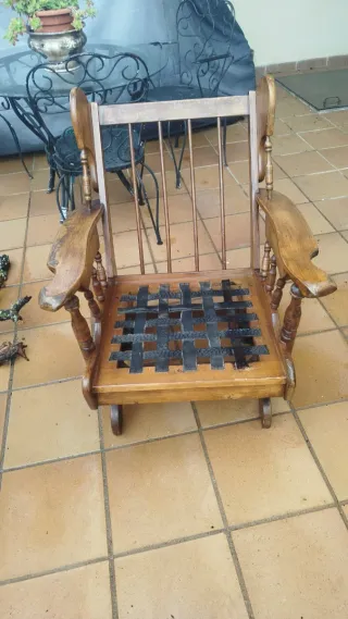 Mecedora antigua de madera.